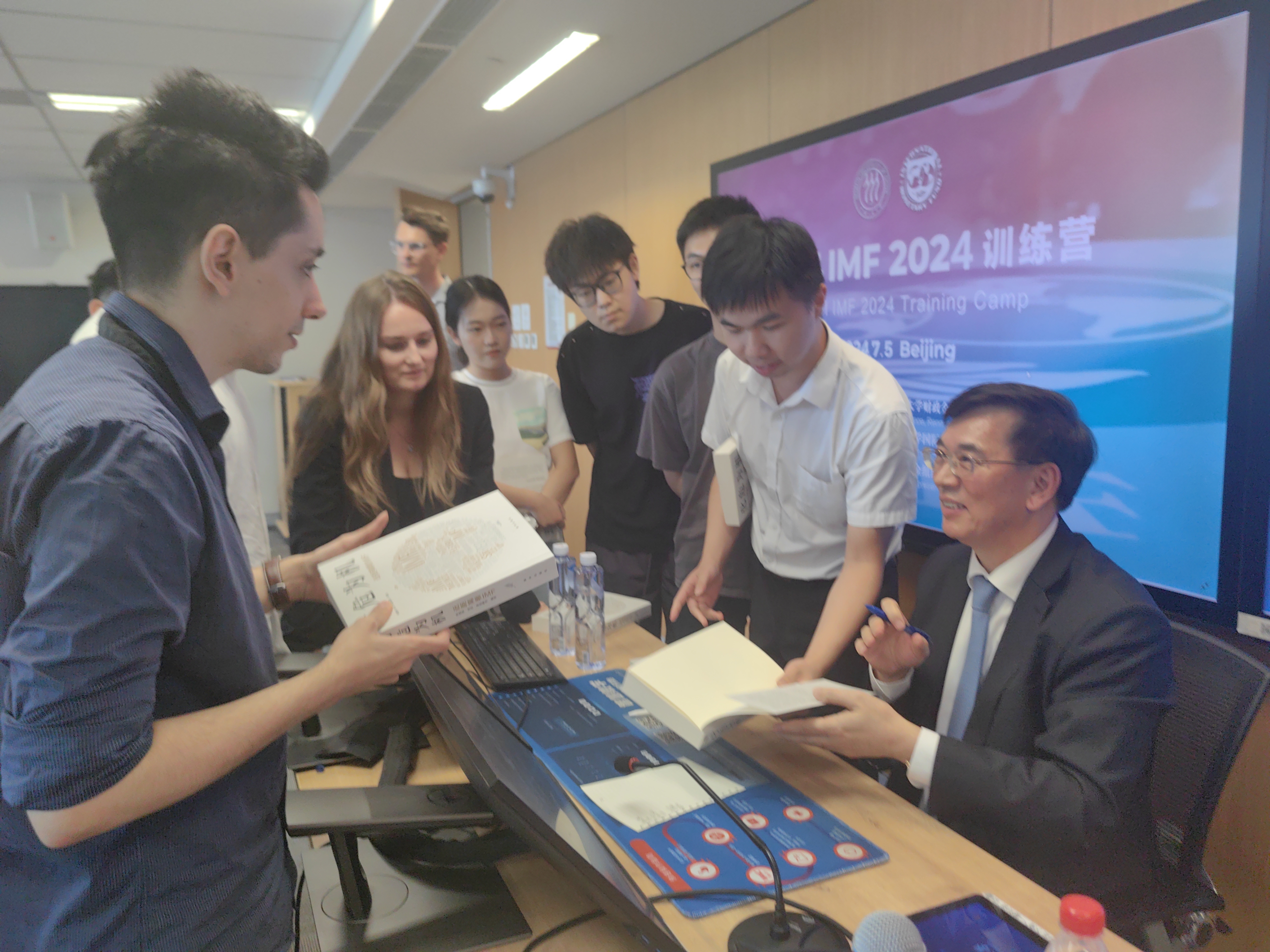 IMF原秘书长林建海为同学们签书.jpg