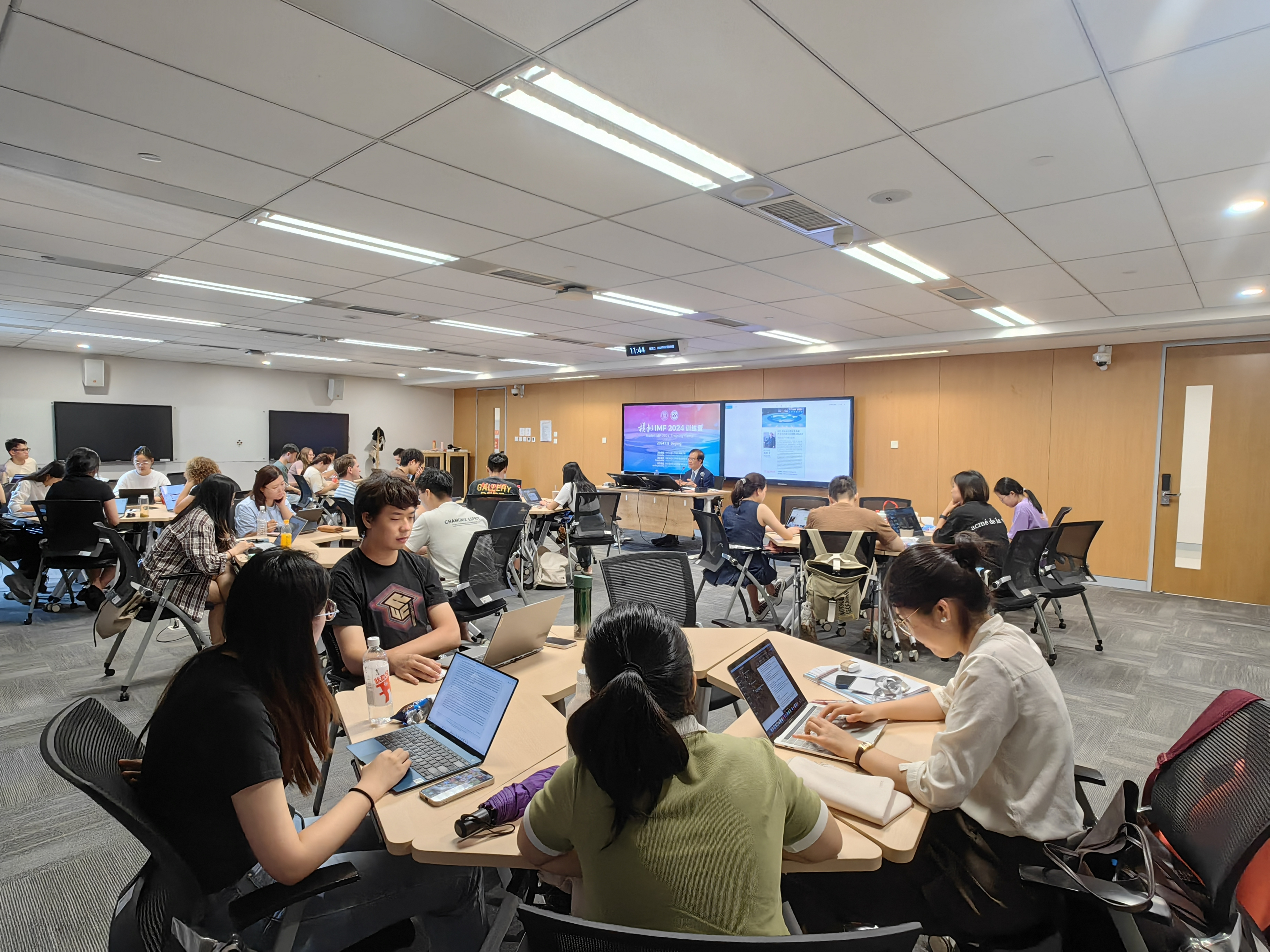 中国驻IMF原执董魏本华为同学们授课.jpg